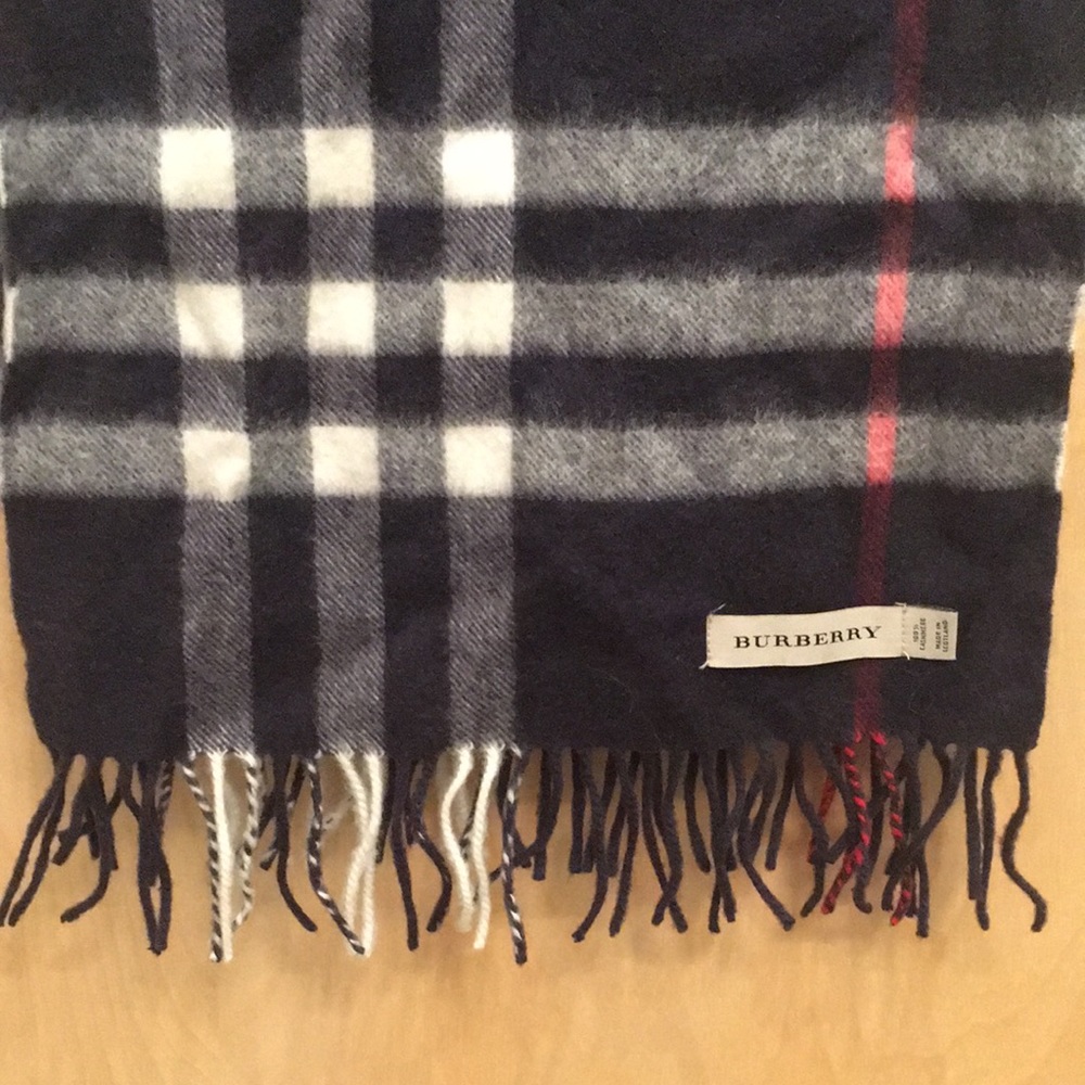 Burberry classic check cashmere scarf - Picture 3 of 6